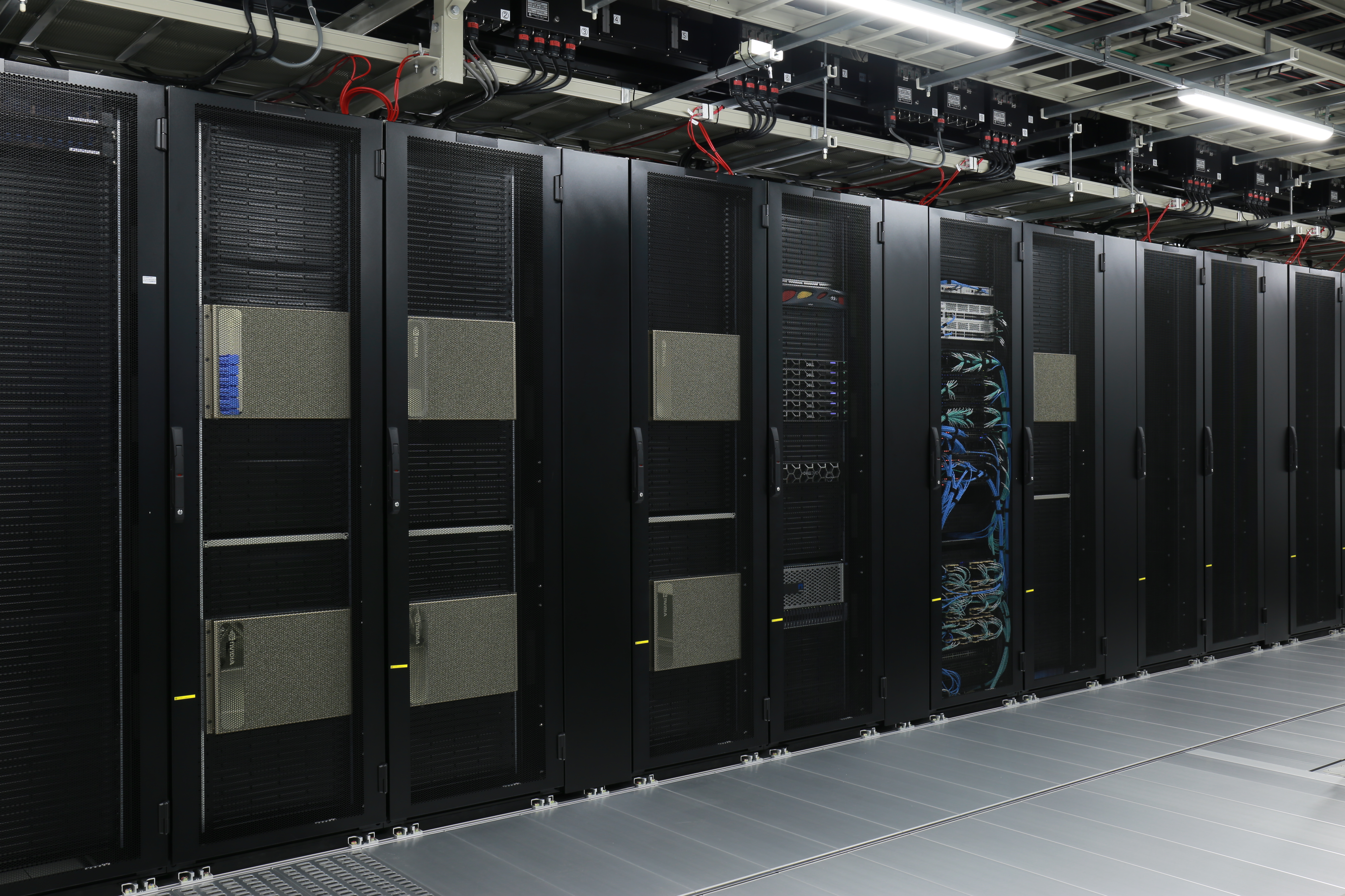 「Tokyo-1」の生成AI基盤を支えるサーバー群